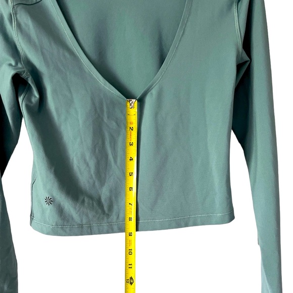 Athleta Shanti Mock Neck, Fitted, Cropped Long Sleeve Performance Top - Picture 4 of 13